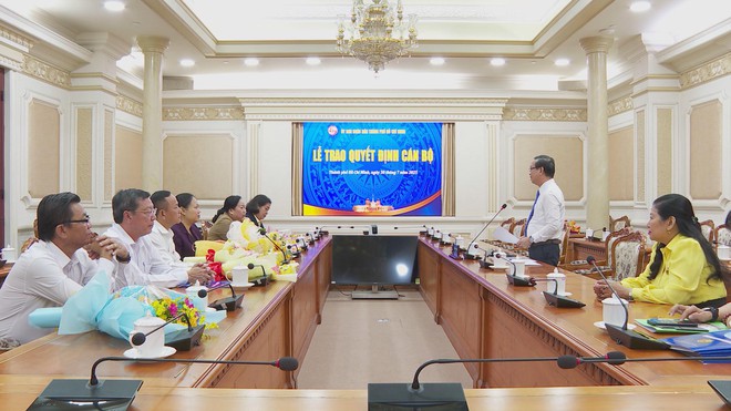 TP.HCM trao quyết định nghỉ hưu trước tuổi cho nhiều cán bộ chủ chốt - Ảnh 2.
