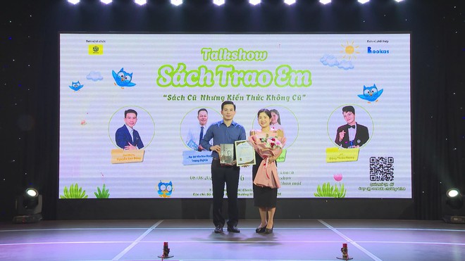 SHCT: "Sách trao em" - Lan tỏa tri thức, chắp cánh ước mơ cho trẻ em khó khăn- Ảnh 7. SHCT: "Sách trao em" - Lan tỏa tri thức, chắp cánh ước mơ cho trẻ em khó khăn- Ảnh 7.
