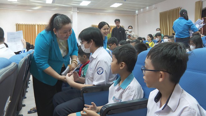 Công đoàn TP.HCM tiếp sức con em công nhân, chăm lo lao động khó khăn- Ảnh 4. Công đoàn TP.HCM tiếp sức con em công nhân, chăm lo lao động khó khăn- Ảnh 4.