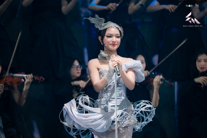 Đội "em xinh" Phương Ly mang dàn nhạc giao hưởng lên sân khấu- Ảnh 3. Đội "em xinh" Phương Ly mang dàn nhạc giao hưởng lên sân khấu- Ảnh 3.
