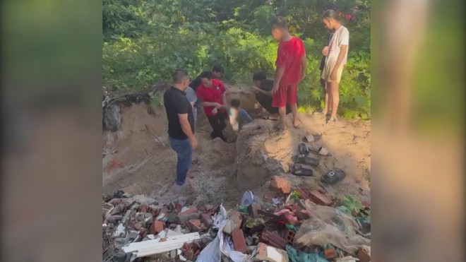 Khen thưởng người đàn ông cứu bé trai bị vùi trong hố cát tại Côn Đảo - Ảnh 2.