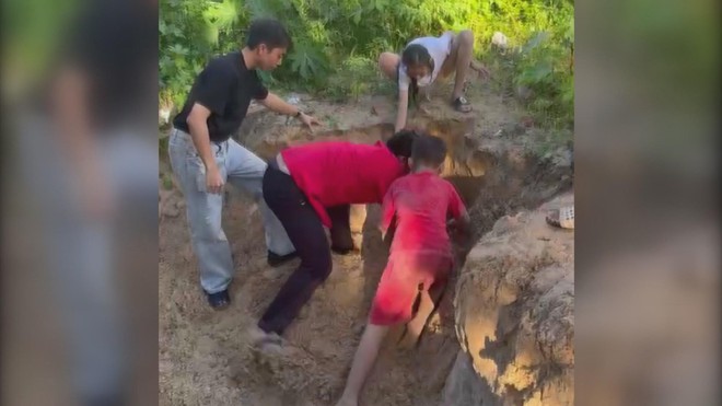 Khen thưởng người đàn ông cứu bé trai bị vùi trong hố cát tại Côn Đảo - Ảnh 1.