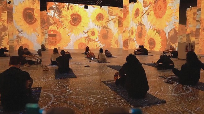 Mỹ: Tập yoga trong không gian đa giác quan nghệ thuật Van Gogh - Ảnh 1.