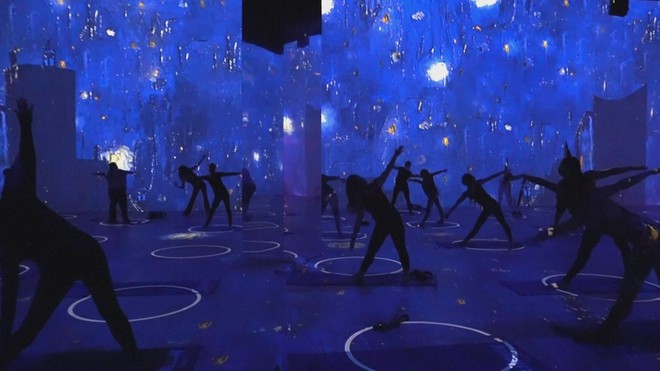 Mỹ: Tập yoga trong không gian đa giác quan nghệ thuật Van Gogh - Ảnh 2.