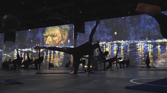 Mỹ: Tập yoga trong không gian đa giác quan nghệ thuật Van Gogh - Ảnh 3.