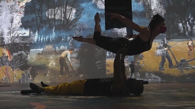 Mỹ: Tập yoga trong không gian đa giác quan nghệ thuật Van Gogh - Ảnh 5.