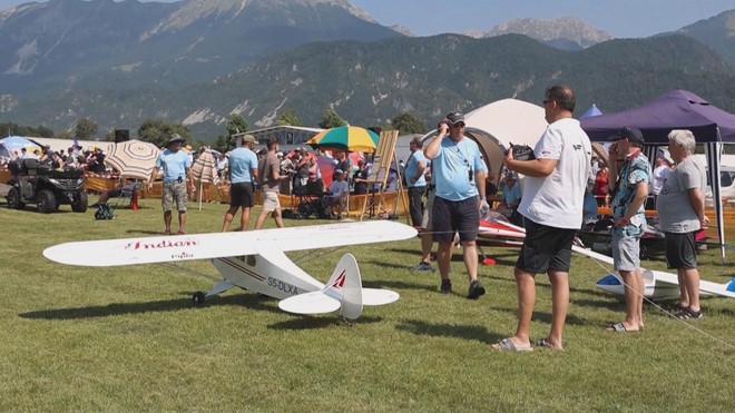 Khi máy bay mô hình không còn là đồ chơi: Triển lãm kỹ thuật hàng không thu nhỏ tại Slovenia - Ảnh 1.