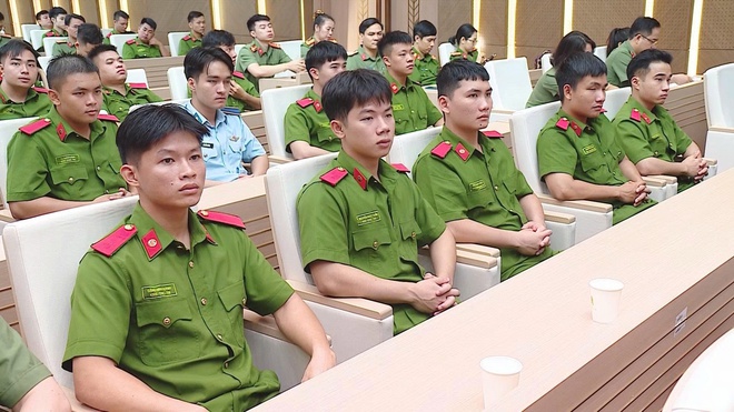 Ra mắt cuốn sách “Lúc dân cần, lúc dân khó, có Công an” - Ảnh 2.