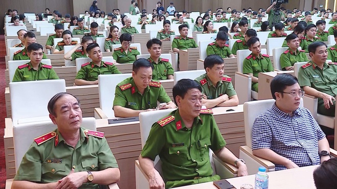 Ra mắt cuốn sách “Lúc dân cần, lúc dân khó, có Công an” - Ảnh 1.