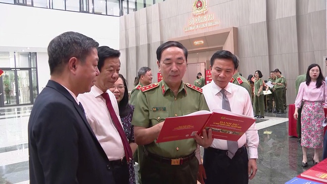Ra mắt cuốn sách “Lúc dân cần, lúc dân khó, có Công an” - Ảnh 3.