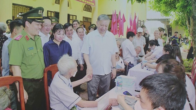 Ra mắt cuốn sách “Lúc dân cần, lúc dân khó, có Công an” - Ảnh 4.