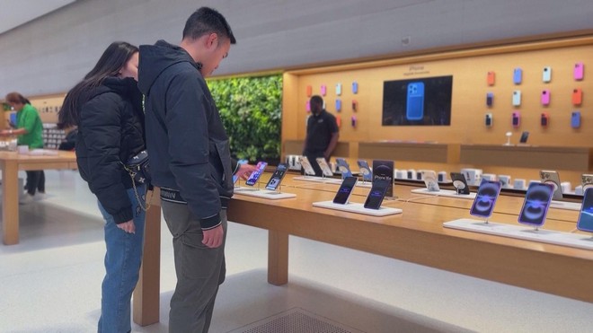Mỹ: Nhiều người mua iPhone sớm do lo ngại thuế quan - Ảnh 3.