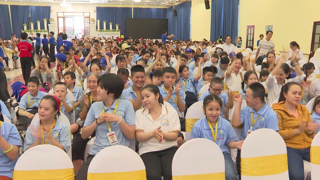 Vòng tay yêu thương nâng bước cho hơn 1.000 trẻ thơ đến trường - Ảnh 4.