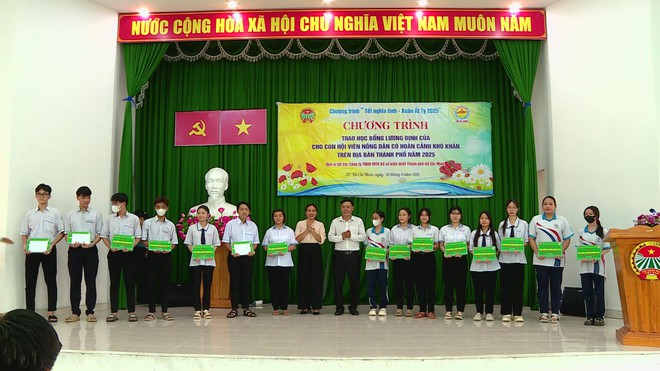 Học bổng Lương Định Của tiếp sức cho 125 học sinh xã Bình Khánh - Ảnh 4.