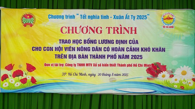 Học bổng Lương Định Của tiếp sức cho 125 học sinh xã Bình Khánh - Ảnh 1.