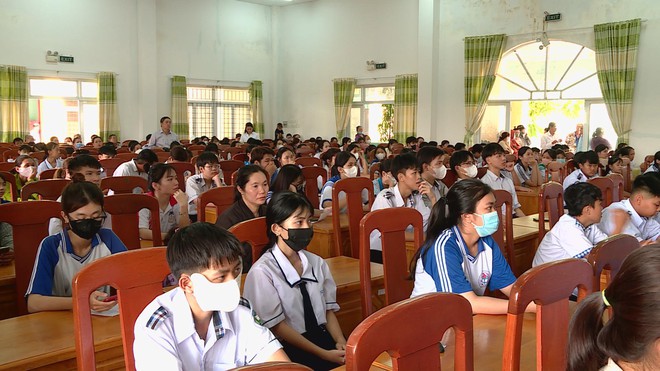 Học bổng Lương Định Của tiếp sức cho 125 học sinh xã Bình Khánh - Ảnh 3.