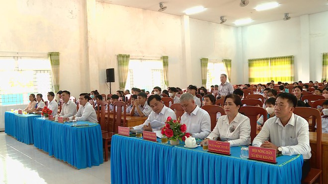 Học bổng Lương Định Của tiếp sức cho 125 học sinh xã Bình Khánh - Ảnh 2.