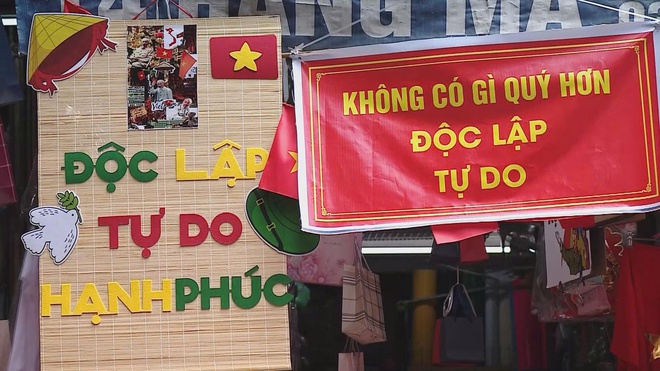 Hà Nội rực rỡ cờ hoa, người dân hân hoan chào đón không khí Quốc khánh 2/9 - Ảnh 7.