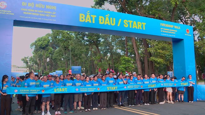 Hoạt động đi bộ hữu nghị chào mừng 80 năm Ngày thành lập ngành Ngoại giao Việt Nam - Ảnh 1.