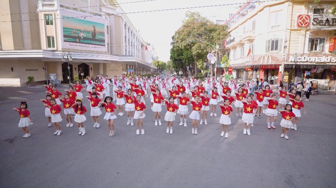 Khi Gen Z lan tỏa tinh thần yêu nước qua vũ điệu và âm nhạc - Ảnh 5.
