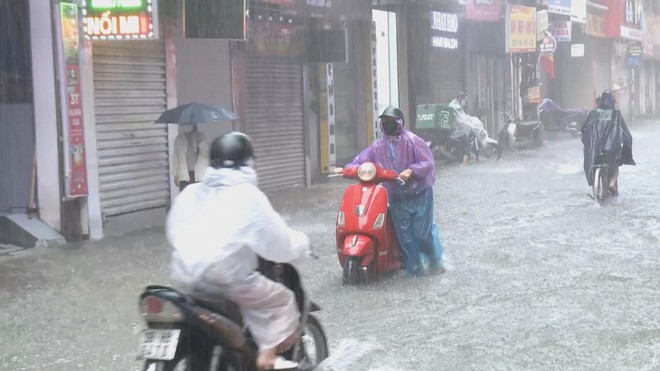 Hà Nội: Nhiều tuyến đường ngập sau mưa lớn, sinh hoạt người dân bị đảo lộn - Ảnh 6.