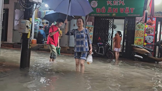 Hà Nội: Nhiều tuyến đường ngập sau mưa lớn, sinh hoạt người dân bị đảo lộn - Ảnh 5.