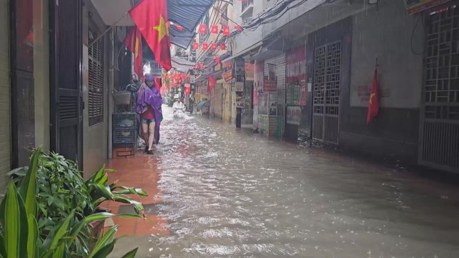 Hà Nội: Nhiều tuyến đường ngập sau mưa lớn, sinh hoạt người dân bị đảo lộn - Ảnh 1.
