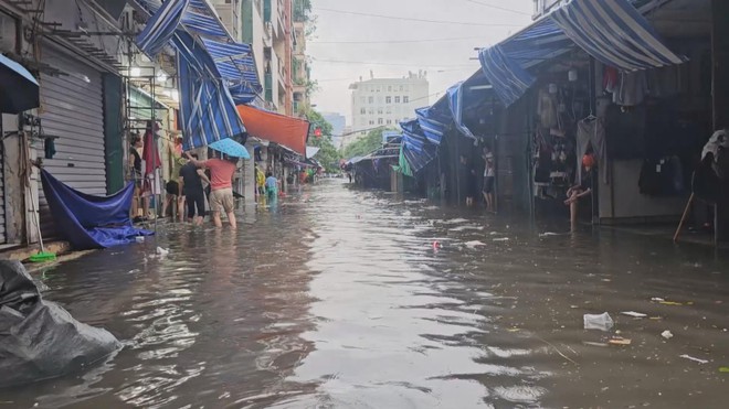 Hà Nội: Nhiều tuyến đường ngập sau mưa lớn, sinh hoạt người dân bị đảo lộn - Ảnh 2.