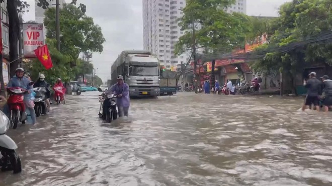 Hà Nội: Nhiều tuyến đường ngập sau mưa lớn, sinh hoạt người dân bị đảo lộn - Ảnh 3.