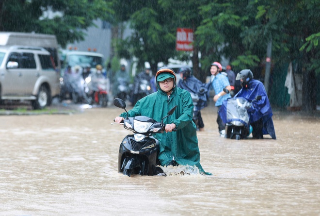 Hà Nội ngập sau sau bão Kajiki, người dân dựng đập tạm ngăn nước - Ảnh 3.