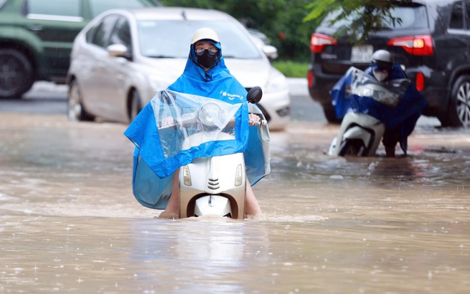 Hà Nội ngập sau sau bão Kajiki, người dân dựng đập tạm ngăn nước - Ảnh 5.