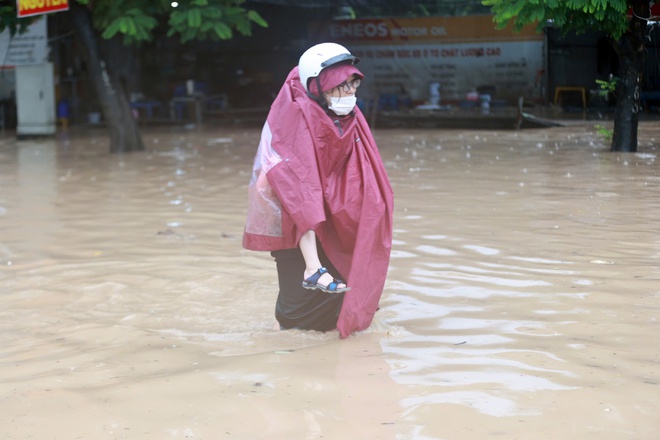 Hà Nội ngập sau sau bão Kajiki, người dân dựng đập tạm ngăn nước - Ảnh 7.