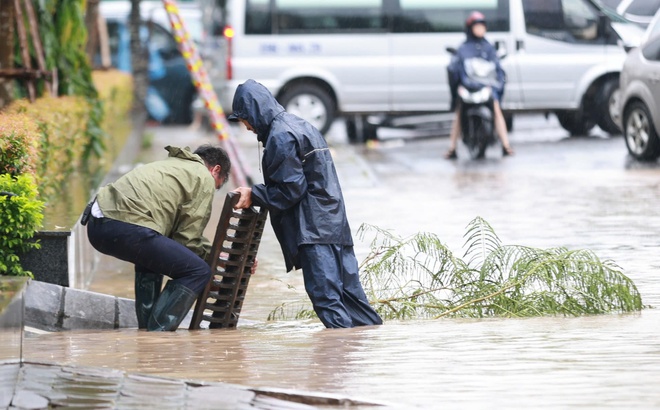 Hà Nội ngập sau sau bão Kajiki, người dân dựng đập tạm ngăn nước - Ảnh 11.