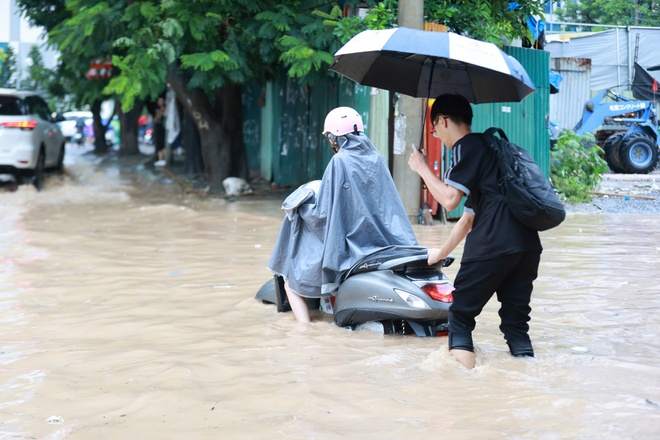 Hà Nội ngập sau sau bão Kajiki, người dân dựng đập tạm ngăn nước - Ảnh 4.