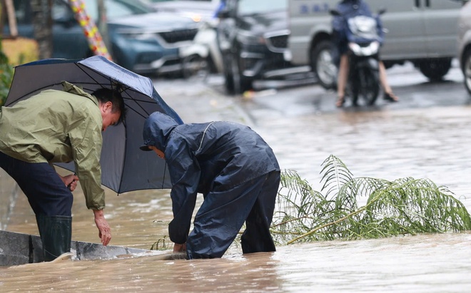 Hà Nội ngập sau sau bão Kajiki, người dân dựng đập tạm ngăn nước - Ảnh 9.
