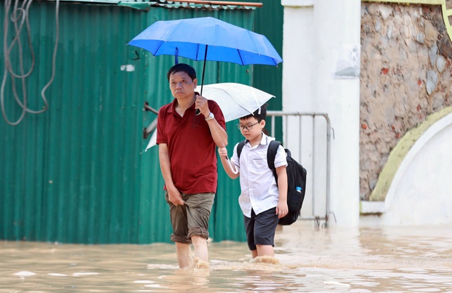 Hà Nội ngập sau sau bão Kajiki, người dân dựng đập tạm ngăn nước - Ảnh 8.