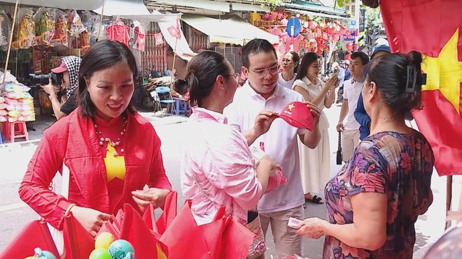 Tinh thần yêu nước lan tỏa qua từng sản phẩm tại Thủ đô - Ảnh 2.