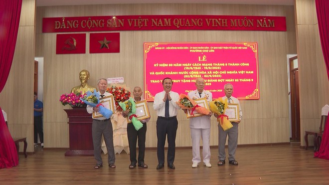 Phường Chợ Lớn kỷ niệm 80 năm ngày Cách mạng tháng Tám thành công và Quốc khánh 2/9 - Ảnh 2.