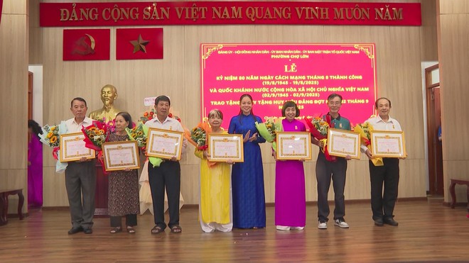 Phường Chợ Lớn kỷ niệm 80 năm ngày Cách mạng tháng Tám thành công và Quốc khánh 2/9 - Ảnh 1.