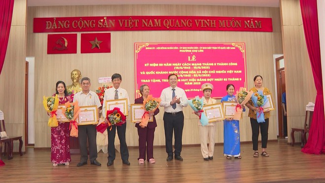 Phường Chợ Lớn kỷ niệm 80 năm ngày Cách mạng tháng Tám thành công và Quốc khánh 2/9 - Ảnh 3.