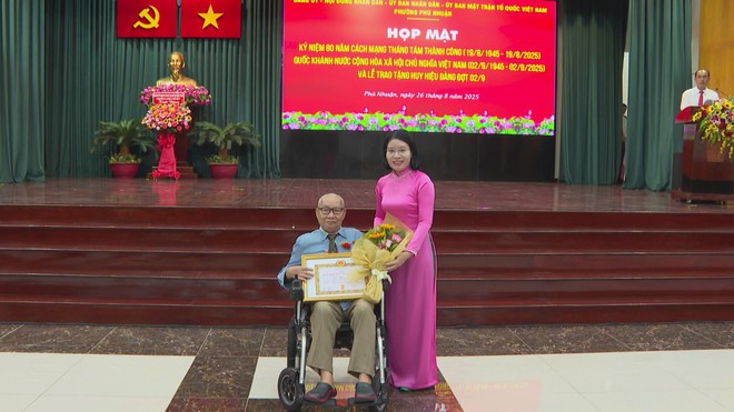 Phường Phú Nhuận trao huy hiệu đảng đợt 2/9 cho 40 đảng viên - Ảnh 2.