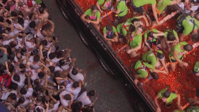 Khai mạc La Tomatina - lễ hội ném cà chua ở Bunol, Tây Ban Nha - Ảnh 1.