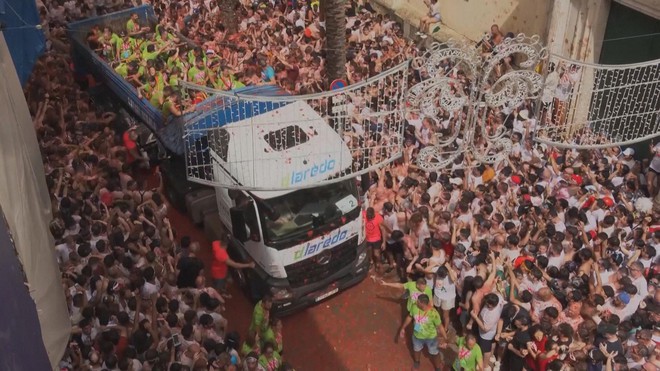 Khai mạc La Tomatina - lễ hội ném cà chua ở Bunol, Tây Ban Nha - Ảnh 6.
