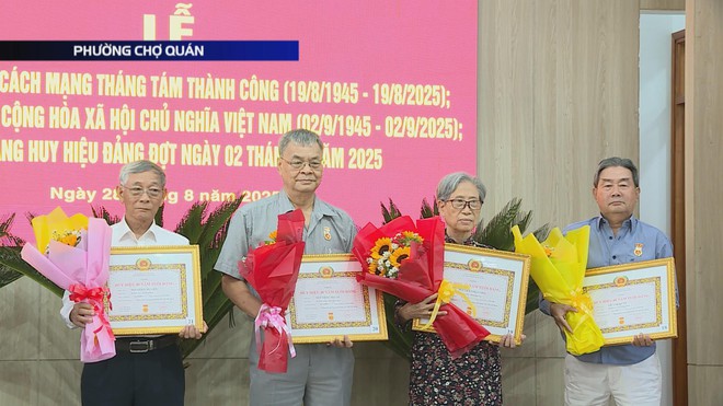 Phường Chợ Quán trao tặng Huy hiệu Đảng cho 31 đảng viên lão thành - Ảnh 8.