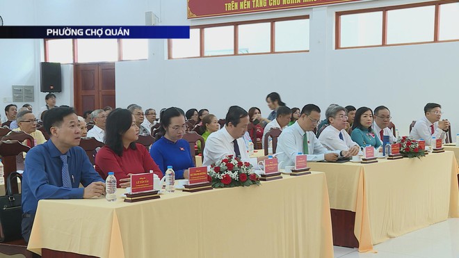 Phường Chợ Quán trao tặng Huy hiệu Đảng cho 31 đảng viên lão thành - Ảnh 2.