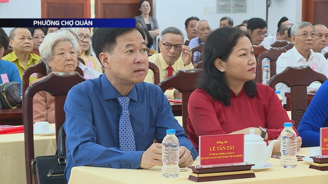 Phường Chợ Quán trao tặng Huy hiệu Đảng cho 31 đảng viên lão thành - Ảnh 5.