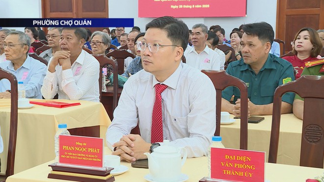 Phường Chợ Quán trao tặng Huy hiệu Đảng cho 31 đảng viên lão thành - Ảnh 3.