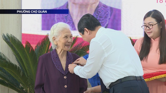Phường Chợ Quán trao tặng Huy hiệu Đảng cho 31 đảng viên lão thành - Ảnh 9.