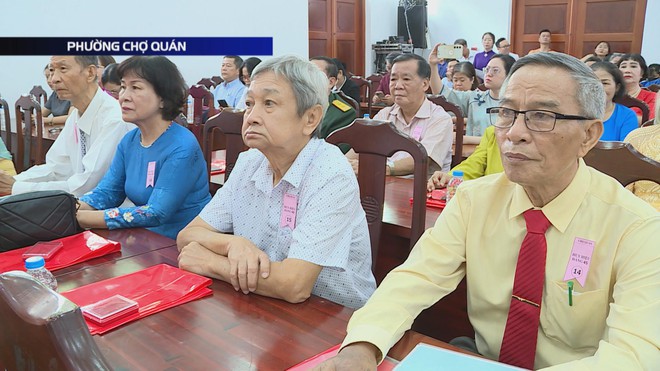 Phường Chợ Quán trao tặng Huy hiệu Đảng cho 31 đảng viên lão thành - Ảnh 4.