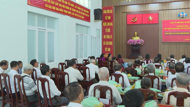 Phường An Phú Đông long trọng trao Huy hiệu Đảng đợt 2/9, tri ân những cống hiến - Ảnh 3.